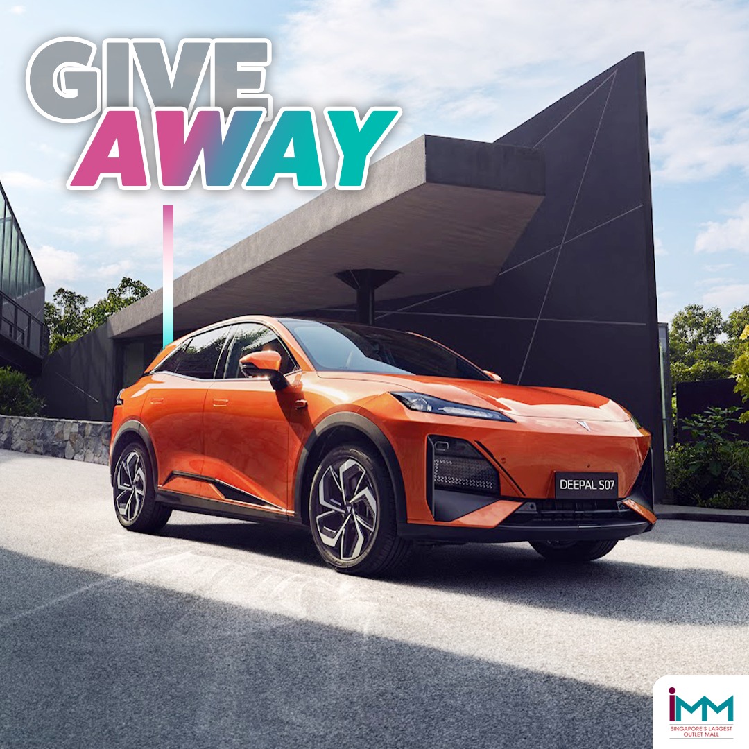 Attendees interacting with the DEEPAL S07 car at a public event