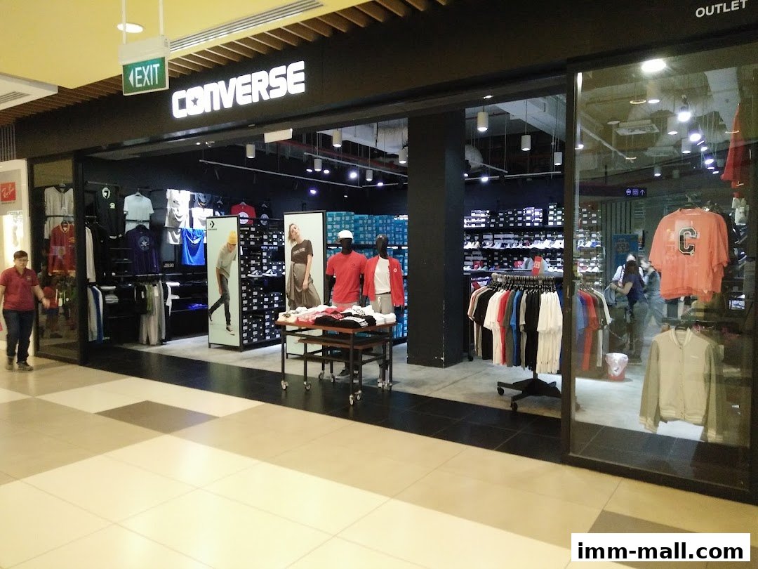 The Converse outlet store displays a variety of apparel and footwear, with mannequins showcasing outfits.