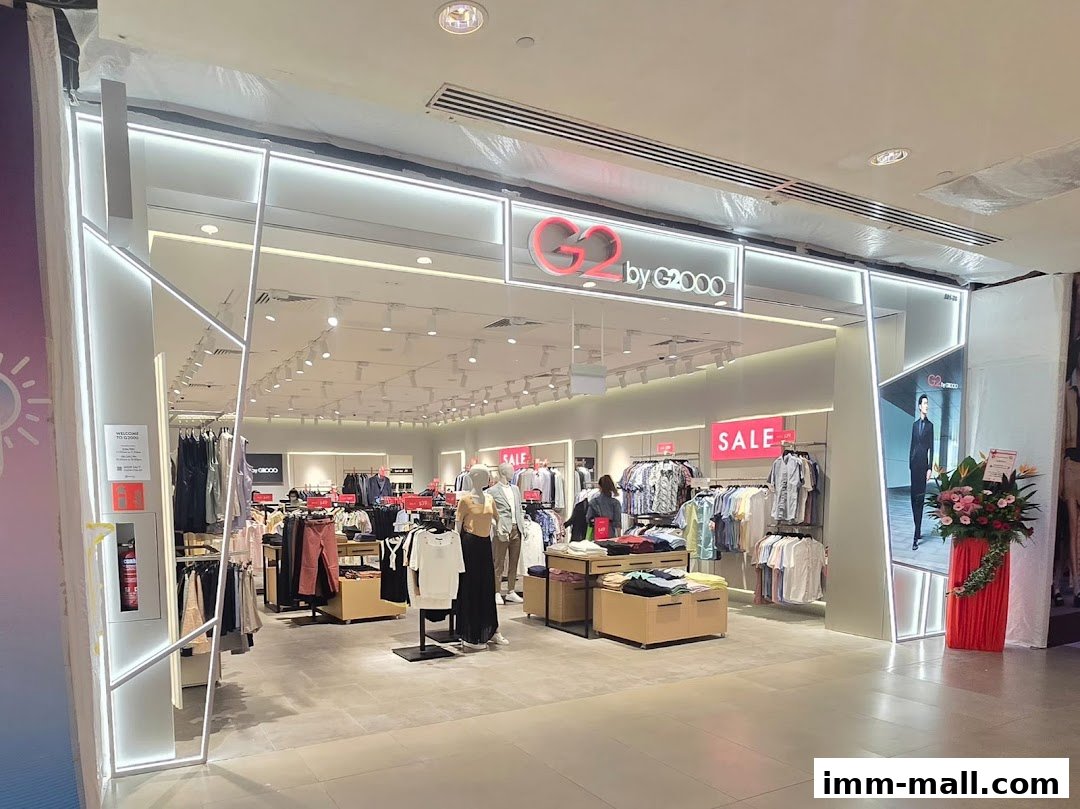 The G2000 shop entrance displays a modern interior with clothing racks and mannequins.