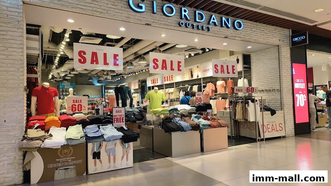 Giordano Outlet shop front with mannequins and sale signs displaying discounts up to 70%.