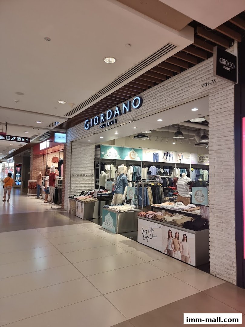 The Giordano Outlet store entrance displays clothing on mannequins and racks, with promotional signage.